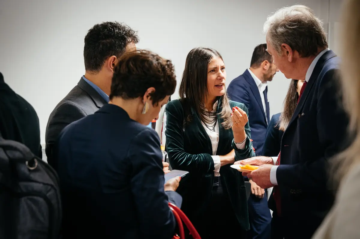 Networking tra imprenditori a un evento Finera