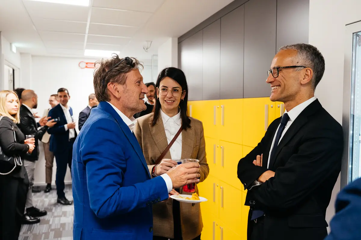 Momento di networking durante un evento Finera
