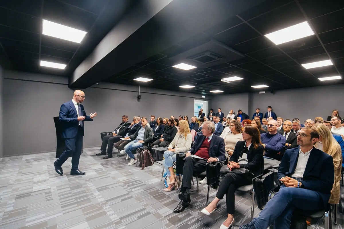 Imprenditori a un workshop Finera